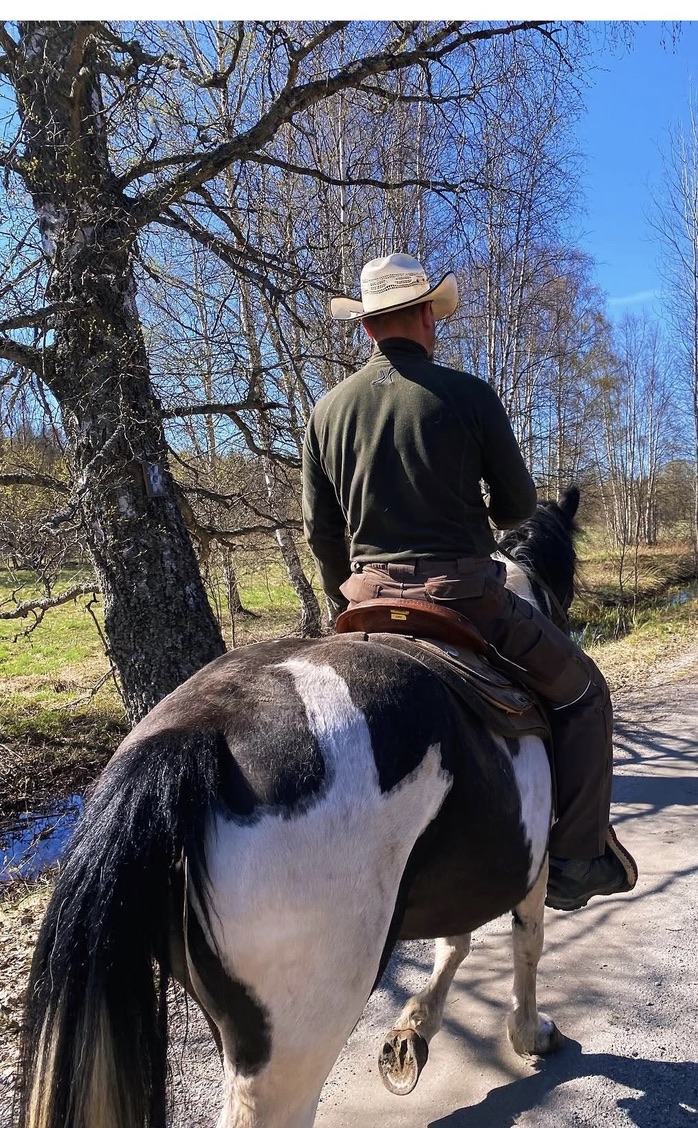 Matthias Greye mit einem Pferd in der schwedischen Natur